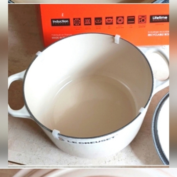 LE CREUSET Limited edition 5 1/4 QT. Cast Iron slow cooker pot, "meringue" Shade - Picture 3 of 12